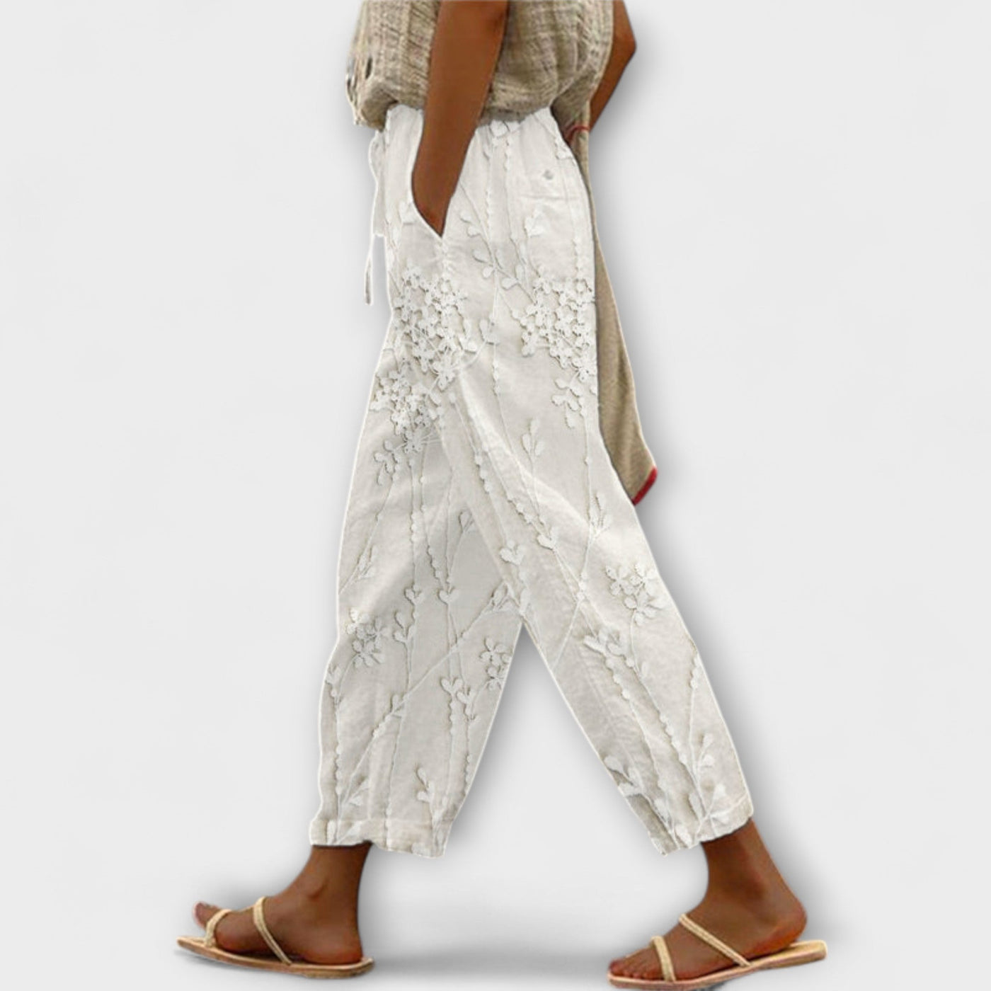 Tilda™ | Luźno skrojone spodnie z nadrukiem liści winorośli