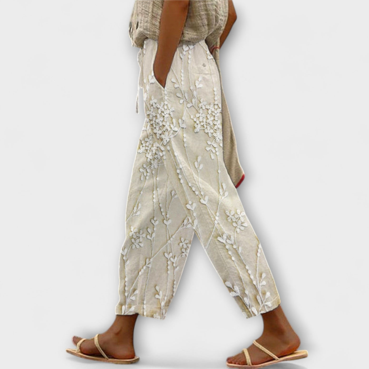 Tilda™ | Luźno skrojone spodnie z nadrukiem liści winorośli